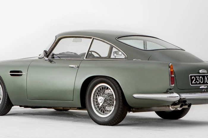 In stilistischer Hinsicht übernahm der DB4 GT die Grundform des GT4 Saloon, allerdings war die Frontpartie neu gestaltet. Die Scheinwerfer waren in den Kotflügeln zurückversetzt angeordnet und mit einer Plexiglasabdeckung versehen. Dadurch verbesserte sich die Windschlüpfrigkeit des Aufbaus.
