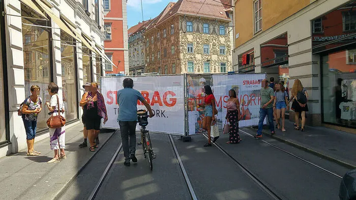 Ohne vorherigen Hinweis auf eine Umleitung ist in der Murgasse beim Baustellenzaun Schluss