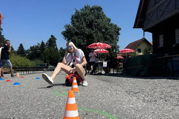Diese waren recht kreativ: So gab es etwa ein „Bobby Car Rennen“, einen „Pfannen Tennis Parcours“ oder „Bauern Golf“. 