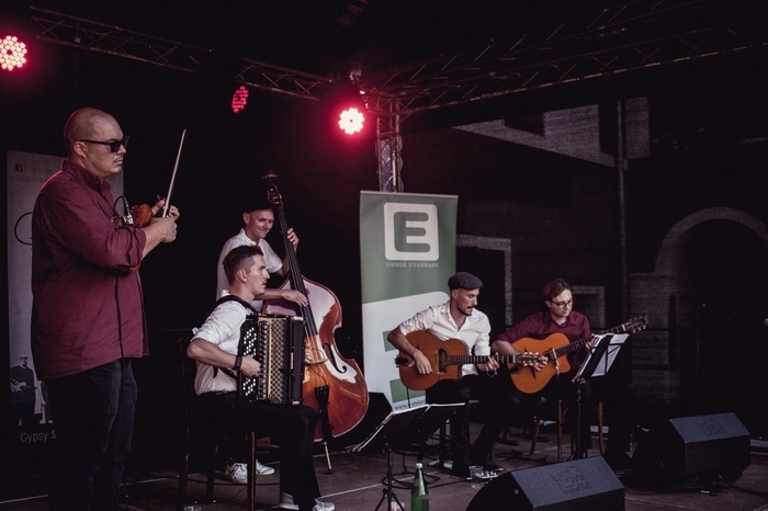 Der "Caravan Hot Club de Graz" brachte schließlich zum Abschluss den Pfeilburghof zum Swingen.