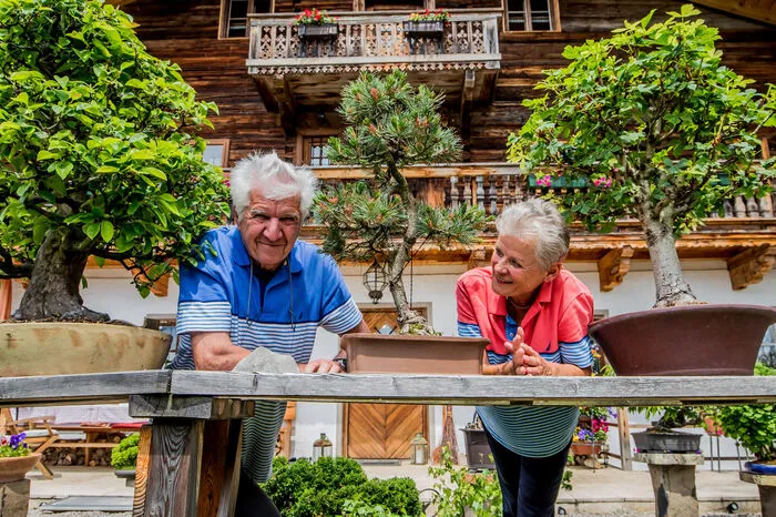 Im Außenbereich stellt Manfred Sontheimer ebenfalls Vielseitigkeit unter Beweis: Er hat einen eigenen Bonsai-Garten angelegt