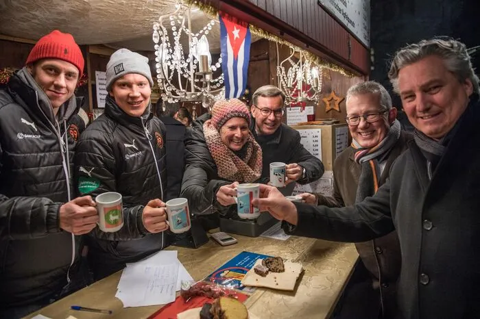 Die 99ers Mario Petrovitz und Aleski Laakso stellten sich genauso in den Dienst der guten Sache wie Holding-Vorständin Barbara Muhr, Juwelier Klaus Weikhard und das Kleine Zeitung-Duo Thomas Spann und Hubert Patterer.