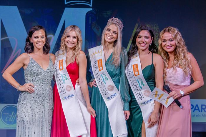 Die Top Drei (von links): Organisatorin Kati Pletzer-Ladurner, Vize Miss Alpin 2024 Lea Nanton, Miss Alpin 2024 Larissa Ranacher, Dritte Miss Alpin 2024 Angelina Cukic und Moderatorin Denise Neher (Moderatorin) 