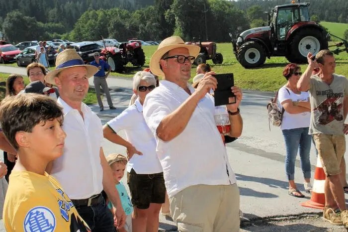 Kulinarisch wurden die Besucher von der Dorfgemeinschaft bestens verwöhnt und musikalisch sorgten die Mitglieder der „Steirischen Blas“ für schwungvolle Unterhaltung.