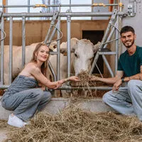Cheyenne Ochsenknecht und Nino Sifkovits mit einer ihrer Chianina-Kühe 