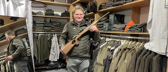 Jörg Regner in seinem Geschäft „Alles Jagd“. Er handelt nicht nur, sondern bietet als gelernter Büchsenmacher auch Service und Reparaturen an
