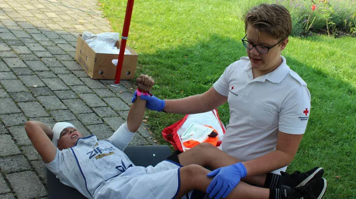 An sechs Stationen mussten die Jugendlichen Erste Hilfe leisten