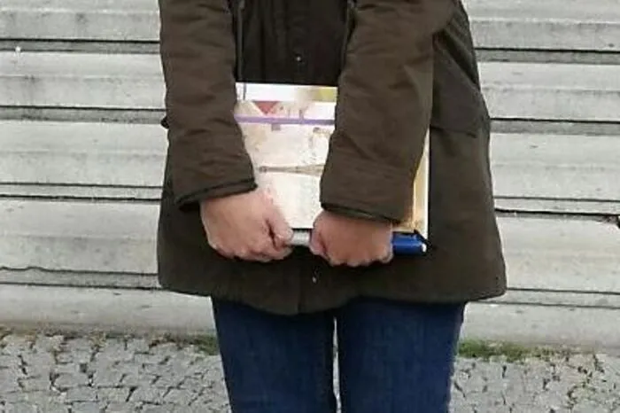 420 Euro/Monat: Anna Zieger (21) ist Klagenfurterin und studiert in Graz. Für sie spielt das Geld keine große Rolle. „Solange ich über die Runden komme und es in meiner Wohnung warm ist, bin ich zufrieden“, betont die Pharmazie-Studentin. Ihr ist es sehr wichtig, auf eigenen Beinen zu stehen. Die sparsame 21-Jährige finanziert sich ihr Studium mit einem Nebenjob bei Manpower und ihrer Halbwaisenpension. 420 Euro hat sie im Monat zur Verfügung. Aufgrund der vielen Studenten in Graz ist es oft schwierig, in die nötigen Kurse aufgenommen zu werden. „Da mir leider ein Kurs fehlte, verlor ich ein Studienjahr und somit auch die Familienbeihilfe“, bedauert Zieger. Sie macht das Beste aus ihrer Situation. „Ich koche auch viel selbst, um Geld zu sparen“, sagt die Studentin und betont auch: „Im Notfall muss ich auf mein Erspartes zurückgreifen.“ Mit 300 Euro für die Miete der Studenten-WG wird sie von ihrer Mutter unterstützt.