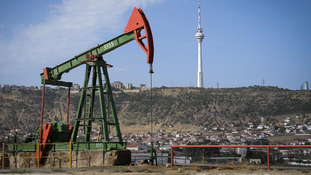 Die Öl- und Gasförderung (hier außerhalb von Baku) ist zentraler Faktor für Aserbaidschans Wirtschaft