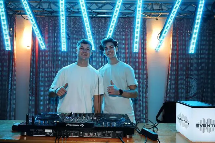 In der Disco legten die „DJ Smurfy“ mit Fabian Maier und Manuel Klemenc auf.