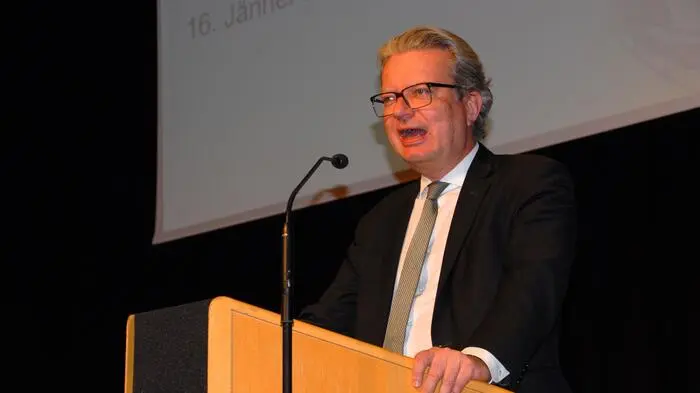 Für Außenstehende nicht immer sichtbar leisten einzelne Menschen in den Gemeinden Großartiges. Ob in den Bereichen Kultur, Schule, Sport, der Gemeindearbeit oder in freiwilligen Organisationen - eine Gemeinschaft lebt vom Miteinander, wie Landeshauptmann Christopher Drexler (ÖVP) in seinem Festreferat in der Hügellandhalle in St. Margarethen/Raab anmerkt. 