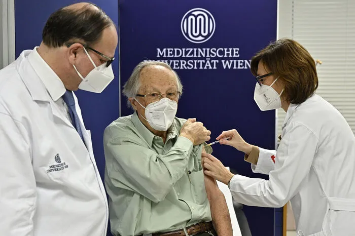 Es folgten eine weitere Seniorin und ein betagter Mann, alles Risikopatienten über 80 mit Vorerkrankungen, wie im Voraus mitgeteilt worden war.