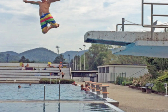 Das Städtischen Freibad Bruck wartet neben einer großen Wasserfläche von 2.200 Quadratmeter, einer Trampolinanalge sowie einer Erlebnisrutsche auch mit einem Beachvolleyballplatz auf. Eine Tageskarte für Erwachsene kostet 4,60 Euro und die Karte für Kinder bis 15 Jahre 2,70 Euro. Zusätzlich laden 25 Grad Celsius Wassertemperatur die Besucher zum Entspannen und Erholen ein. Ab 9 Uhr ist das Brucker Freibad täglich geöffnet, Sperrstunde ist um 20 Uhr.