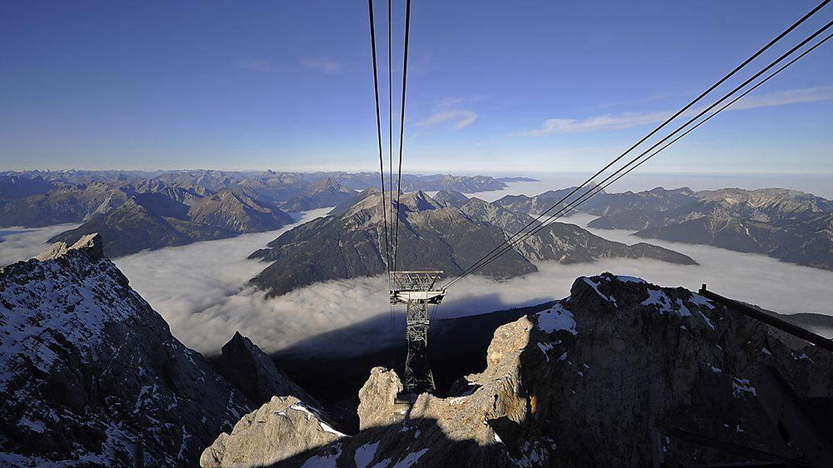 Ein Archivbild von der alten Bahn auf die Zugspitze.