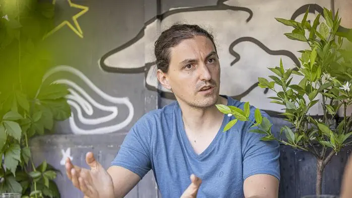 Ein Mann in blauem T-Shirt sitzt vor einer Wand und hebt erklärend seine Hände | Gerald Dobernig ist nicht zur Kontrollausschusssitzung erschienen, weil ihm Akteneinsicht in einem heiklen Ausschussthema nicht gewährt wurde