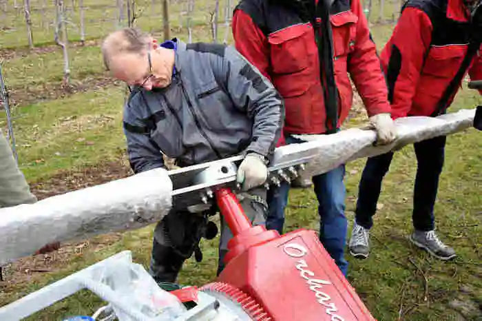 Monteur Jan Bosmans installiert derartige Windräder von Marokko bis zum Polarkreis