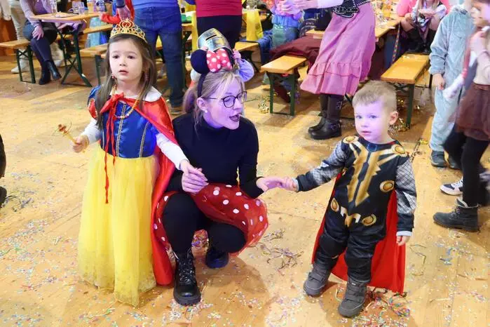 Als Prinzessinnen, Ritter und Co. verkleidet stürmten die Kinder und deren Eltern die Mehrzweckhalle