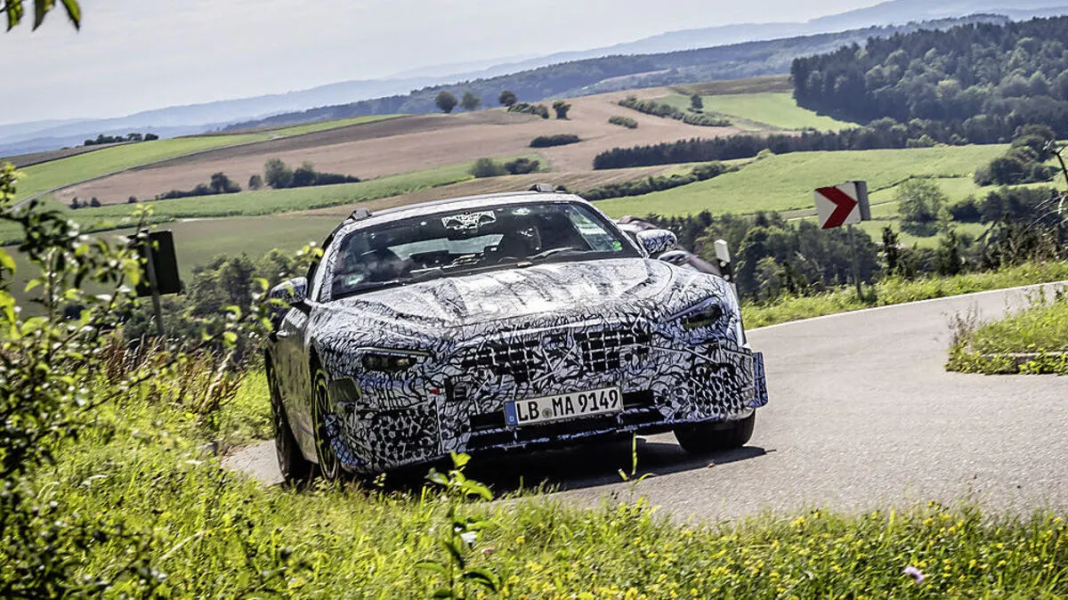 Noch ist der neue Mercedes SL getarnt unterwegs