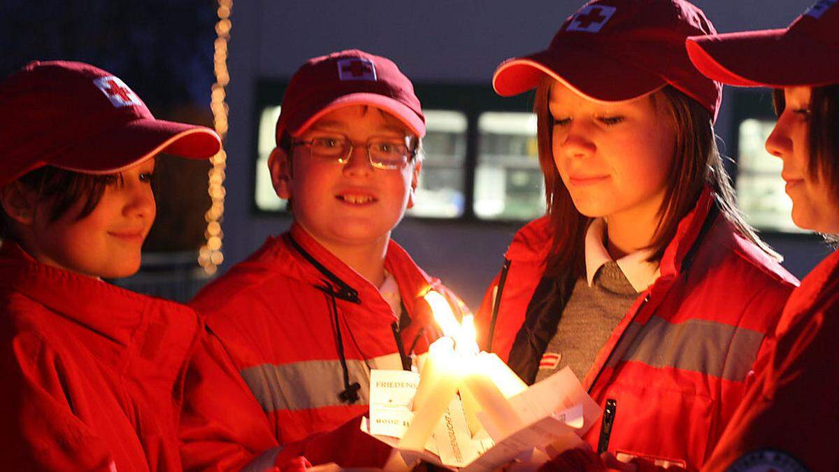 Viele Menschen holen sich das Friedenslicht nach Hause