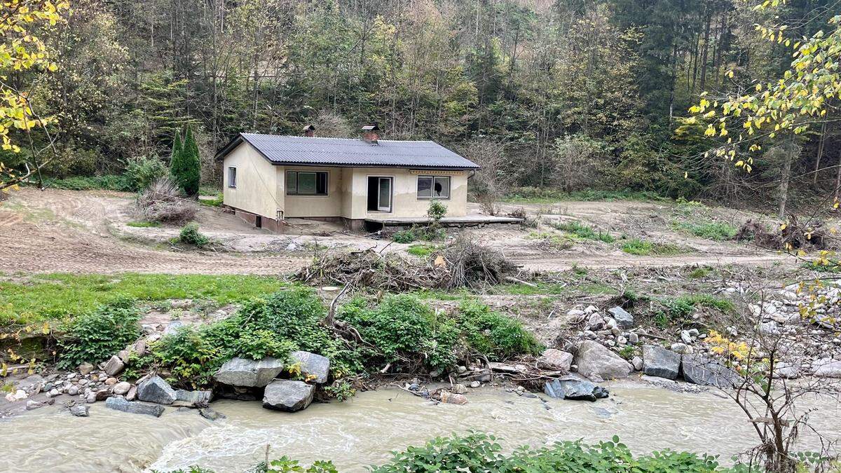 Dieses Haus in der Einöde wurde vom Unwetter hart getroffen und soll im Sinne des Hochwasserschutzes abgelöst, abgetragen und dem öffentlichen Wassergut zugeteilt werden