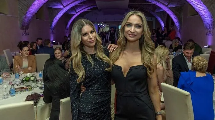 Stefanie Michl-Kogler (rechts) veranstaltet mit Kerstin Zacharias (links) die Wahl zur Miss Styria