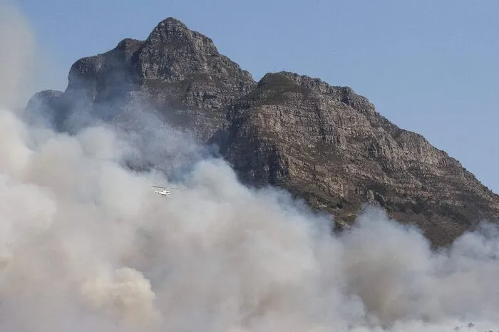 Nachdem eftiger Wind am Montag einen Einsatz der Lösch-Helikopter unmöglich gemacht hatte, gingen sie am Dienstag nach Angaben der Brandbekämpfer wieder an den Start.