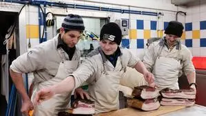 Der Lesachtaler Fleischermeister Markus Salcher (links) und seine Lehrlinge 