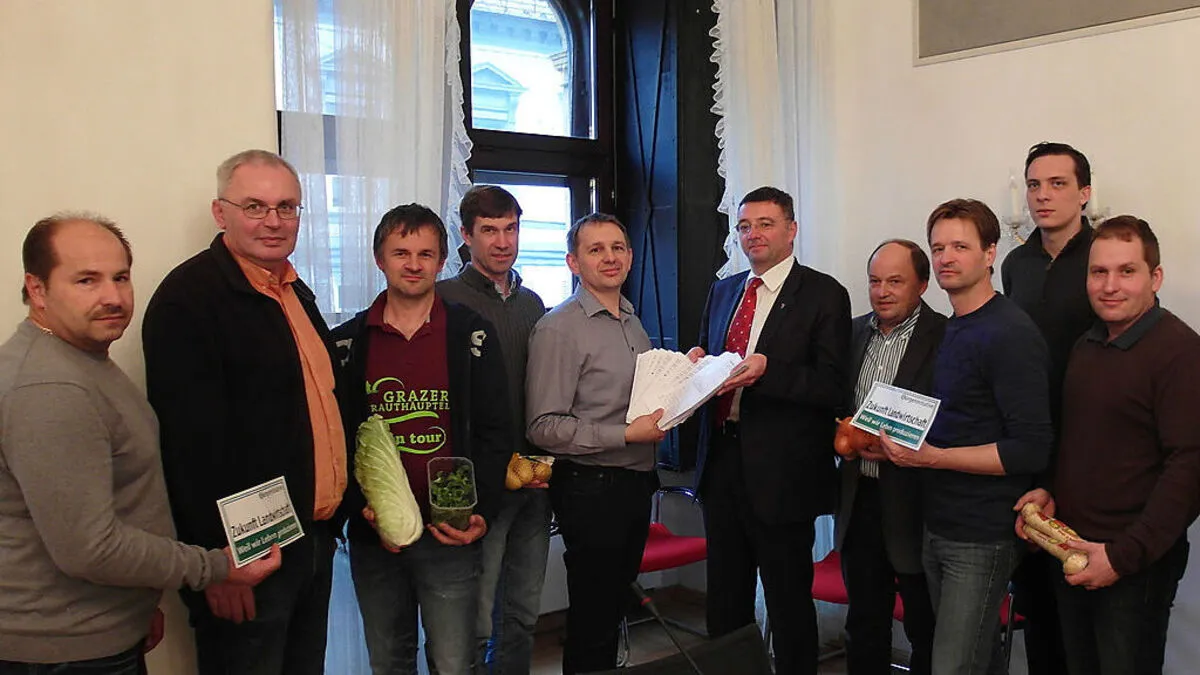 Hautpinitator Andreas Ortner aus Ragnitz übergab die Unterschriften an LR Jörg Leichtfried