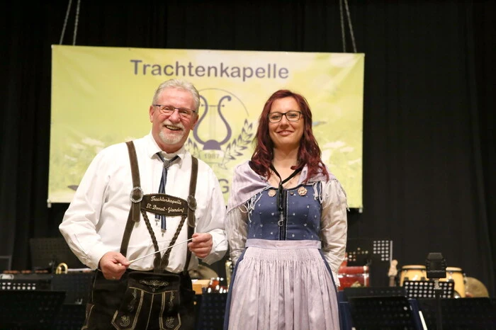 Übrigens: Erfreut zeigten sich Obfrau Sabrina Posarnig und Kapellmeister Albert Brandstätter (von rechts) am Samstagabend über den enormen Besucherandrang. 