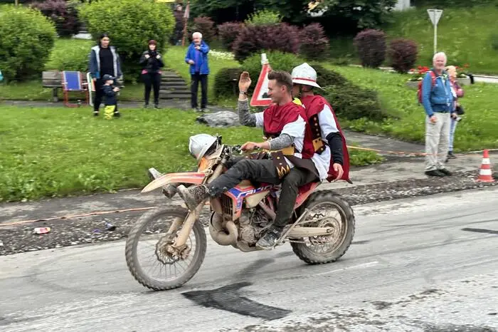 Freitagabend wurde pünktlich um 19 Uhr am Erzberg gestartet, ehe es durch die Stadt wieder zurück in die Rodeo-Arena ging