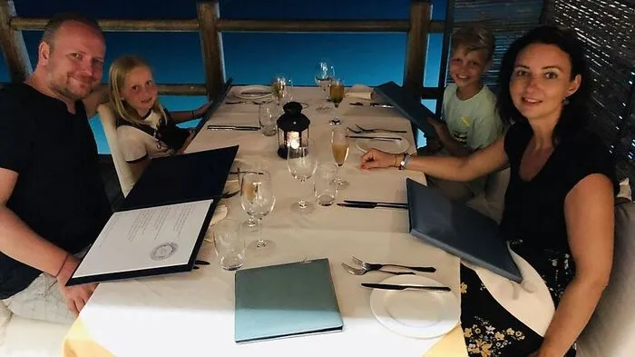 Den Vorsatz, künftig mehr Zeit mit der Familie zu verbringen, hat sich Hubert Wallner sehr zu Herzen genommen. Der Sterne-Koch hat seine Lieben eingepackt und ist mit ihnen nach Sansibar geflogen, wo sie es sich am weißen Sandstrand unter Palmen gut gehen lassen. Außerdem wollte er heuer zuhause und im See Restaurant „Saag Ja“ so gut wie möglich auf Plastik verzichten. Privat funktioniere das gut. Seine Frau nehme etwa zum Einkaufen Glasboxen, zum Beispiel für Wurst, mit. In der Firma gestalte sich das schwieriger als gedacht, da man von Lieferanten abhängig sei, die Ware in Plastik verpackt bringen.