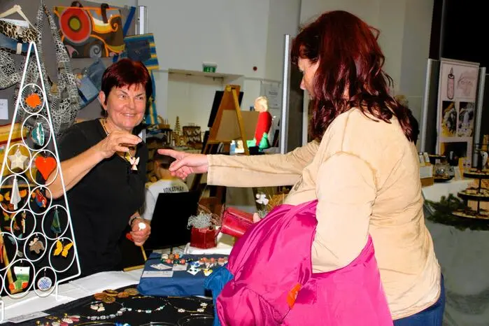 45 kreative Handwerkskünstlerinnen und -künstler aus der Süd- und Oststeiermark präsentierten ihre selbstgemachten Produkte in und vor der Hügellandhalle. 