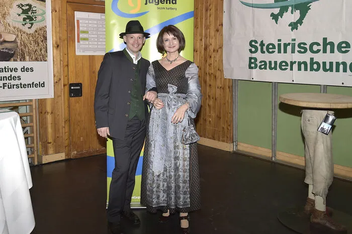 Mehr als 3.000 Besucher kamen zu diesem traditionellen Ballereignis, der mit einem Auftakt der Hartberger Landjugendgruppe eröffnet wurde