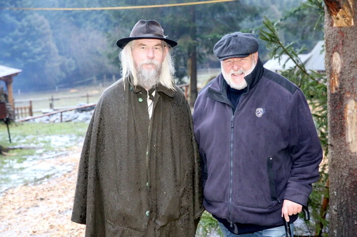 Übrigens: Mit Regenschutz und gutem Schuhwerk auf der Burgbaustelle angetroffen wurden am Samstag unter anderen Altbürgermeister „Alt-Fürst“ Max Koschitz (rechts), Polizeichef Günther Ratschnig, Bürgerfrauen-Obfrau Hannelore Maurer, Bürgermeister Josef Kronlechner mit Vizebürgermeister Reinhard Kampl, Künstlerin Doris Sematon-Kejzar, Herold Heinrich Gressel, Nudelexperte Alexander Neunteufel, Bäckermeister Max Kronlechner,  Bestatter Ronald Vorreiter sowie Markus Möller von der Hirter Bier-Dynastie.