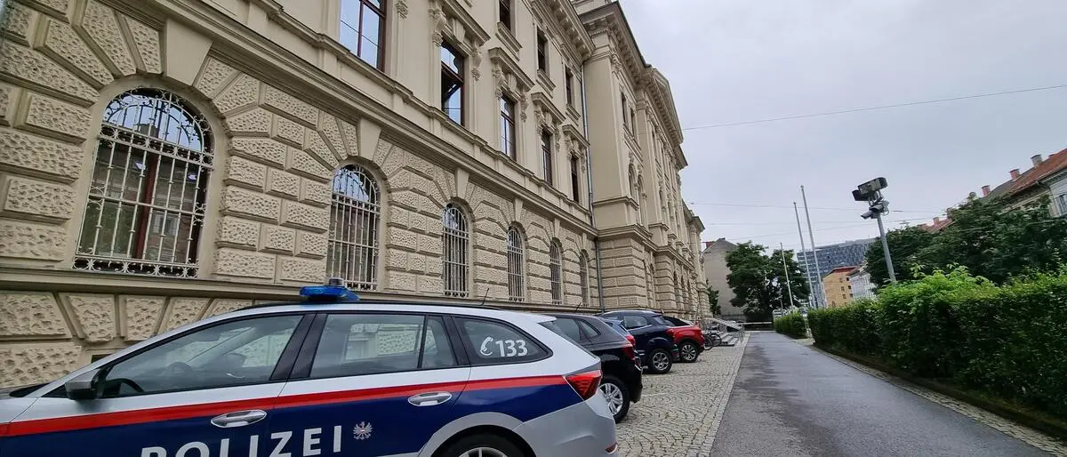 Polizeiauto vor Gerichtsgebäude