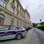 Polizeiauto vor Gerichtsgebäude
