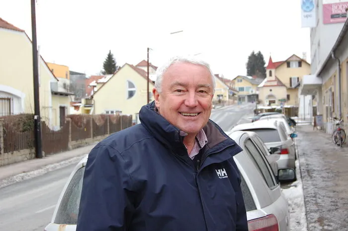 Johann Schweiger: "Die Siedlung am Berlinerring, die in der Ragnitz liegt, aber zu Waltendorf gehört, wird mit dem 77er Bus angefahren. Bis vor kurzem gab es noch acht Verbindungen täglich (mit Leonhard?) jetzt sind es nur noch vier. Das ist völlig unverständlich. Statt mir Riesengelenksbussen zu fahren, sollte man besser öfter mit kleinen Bussen fahren."