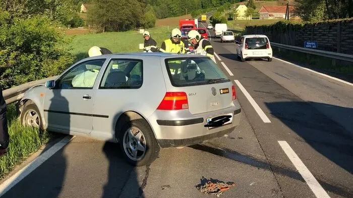 Der Pkw krachte frontal gegen eine Leitschiene