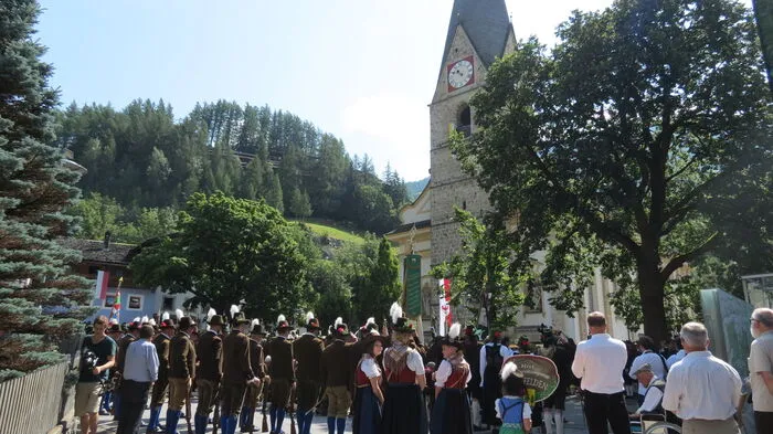 Nach den Ehrungen marschierte der Festumzug im Beisein von Hunderten Schaulustigen durch das Dorf.