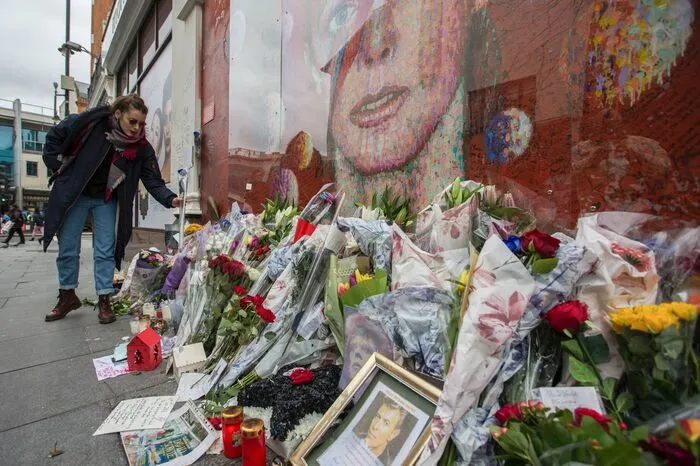 Rowleys Partnerin Rachael Gilliband sagte, Bowie habe die "Geschlechternormen und -erwartungen angefochten" und sei "absolut wunderbar" gewesen.