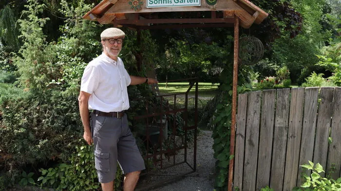 Werner Sonnleitner führt durch seinen 10.000 Quadratmeter großen Garten.