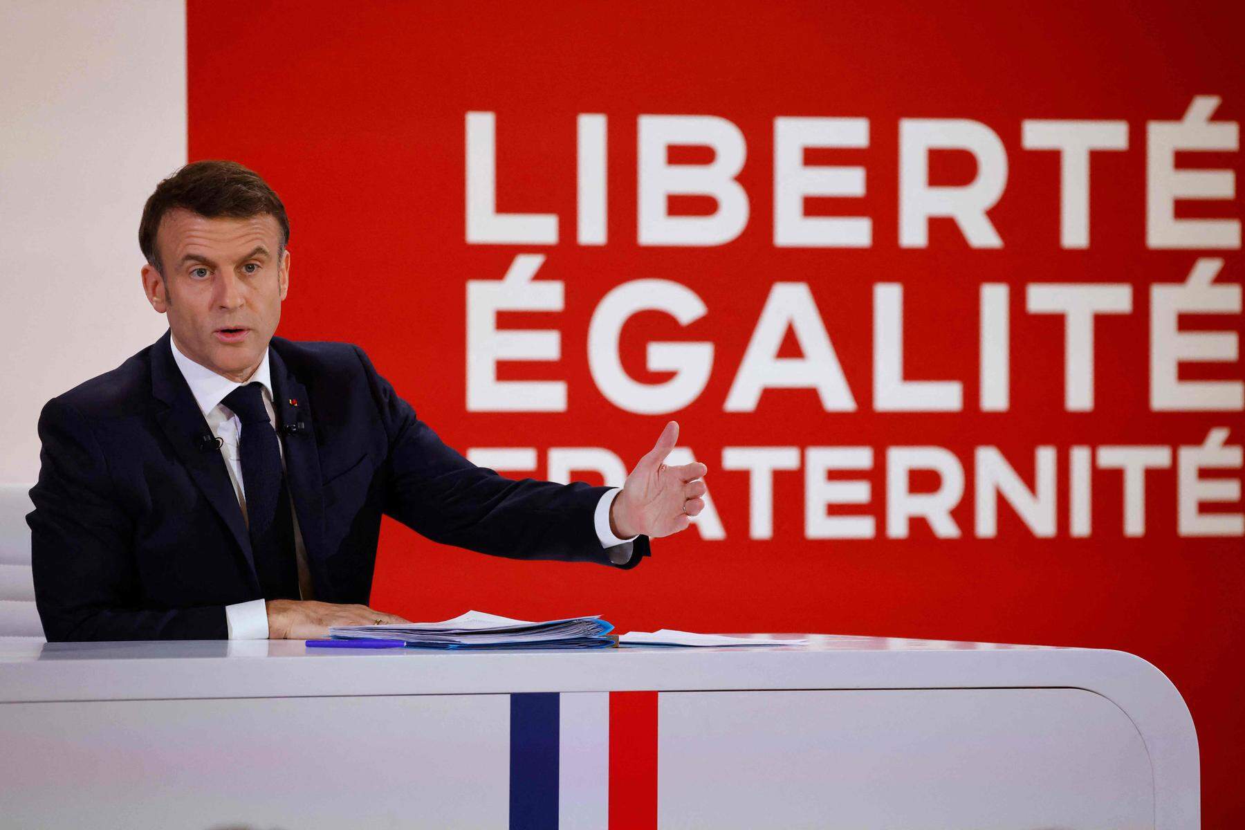 Wahlniederlage droht | Macron will mit neuen Reformen bei Franzosen punkten