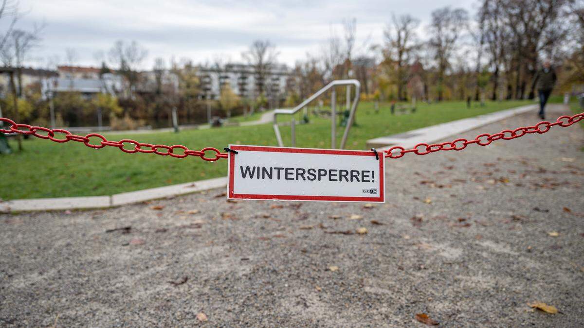 Jetzt, da die nächtlichen Temperaturen gegen null Grad gehen, feiern die Wintersperre-Ketten ihr Comeback. Aktuell ist etwa bereits die Augartenbucht auf diese Art und Weise gesperrt