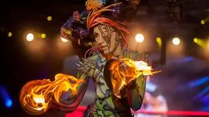 Rund sechs Stunden muss ein Model stehen, bis es ein fertiges Kunstwerk ist