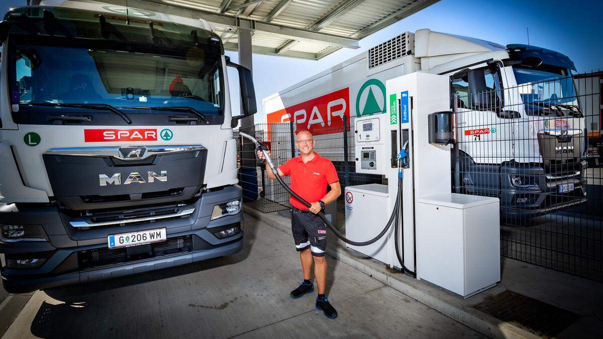 Seit Anfang September werden die Spar-Lkw in Steiermark, Kärnten, Wien, Niederösterreich und Burgenland mit HVO-Treibstoff, einer biobasierten Diesel-Alternative, betankt