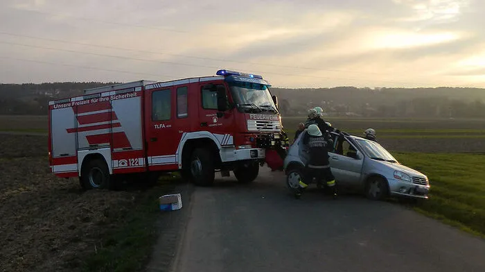 Feuerwehr zog das Auto aus dem Straßengraben