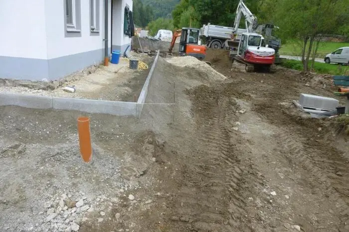 Es war eine riesige Baustelle. Rund um die Häuser wurde das Erdreich abgetragen und neu aufgeschüttet. Zäune wurden ausgetauscht, Stützmauern errichtet, sogar eine Zufahrt wurde neu angelegt. Demnächst sind die Arbeiten fertig...