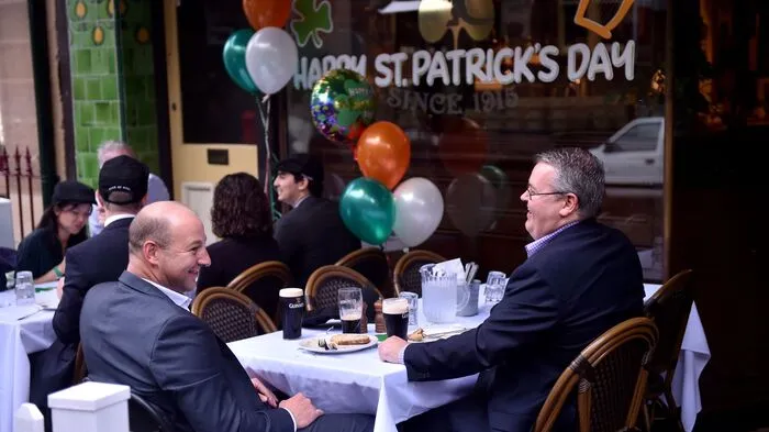 Der 17. März ist der St. Patrick's Day. Das ist ein Feiertag zu Ehren des des heiligen Patrick, einem irischen Bischof, der Überlieferungen zufolge im 5. Jahrhundert gelebt haben soll. St. Patrick ist außerdem der Schutzpaatron Irlands.
