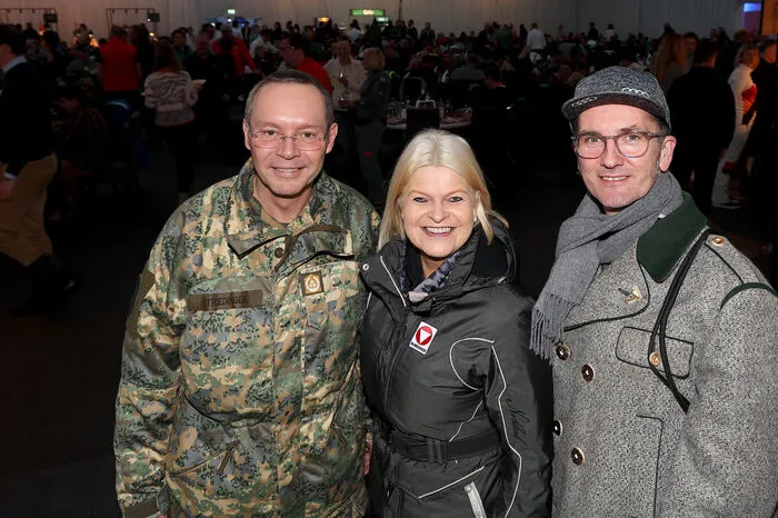General Rudolf Striedinger, Verteidigungsministerin Klaudia Tanner und ihr Ehemann Martin