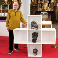 Künstler Fritz Unegg mit seiner Installation in der Pfarrkirche St. Georgen